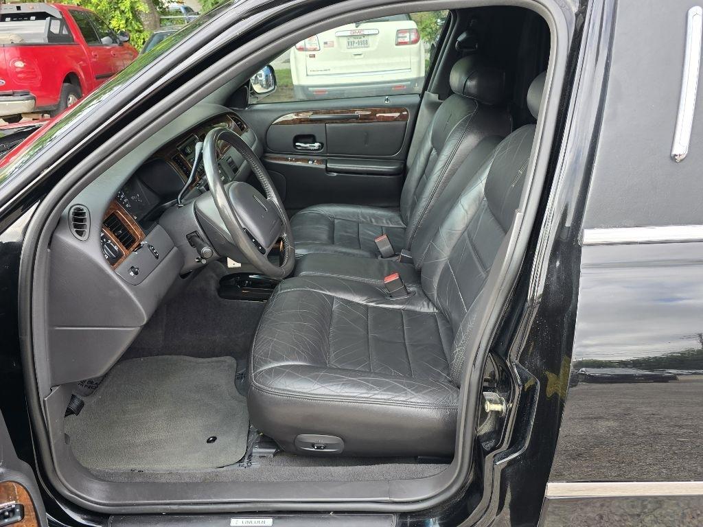 Lincoln Town Car Limousine 2002
