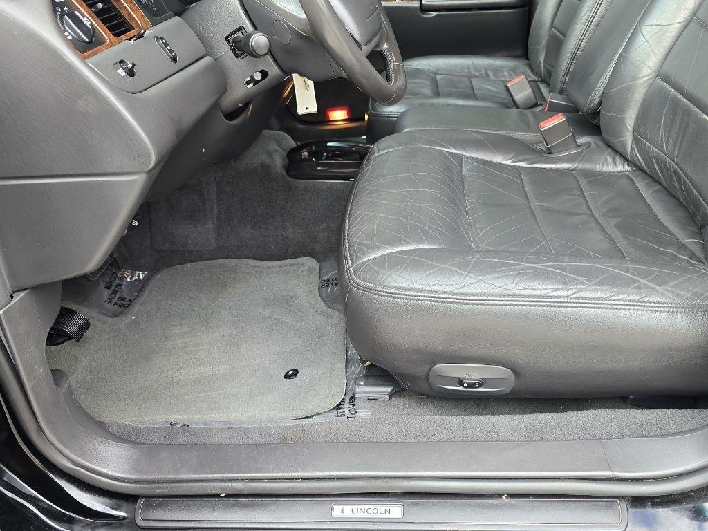 Lincoln Town Car Limousine 2002