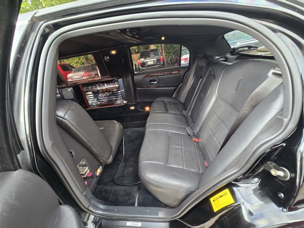 Lincoln Town Car Limousine 2002