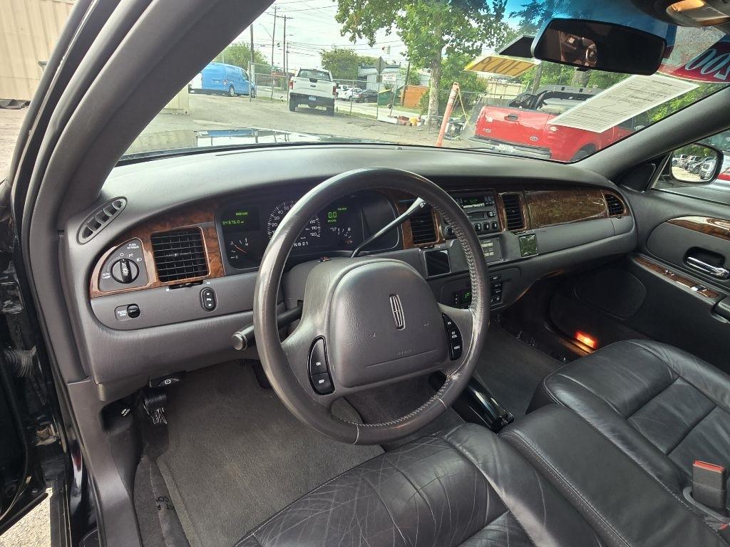 Lincoln Town Car Limousine 2002