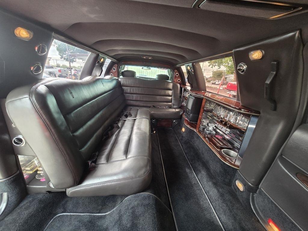 Lincoln Town Car Limousine 2002