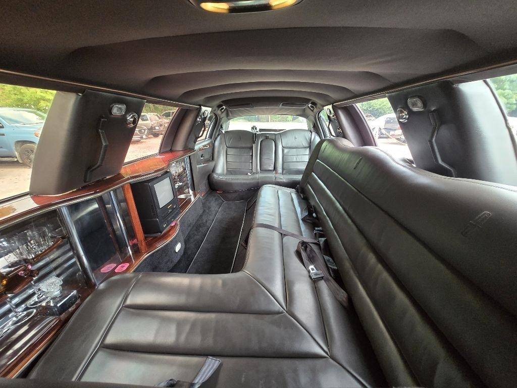 Lincoln Town Car Limousine 2002