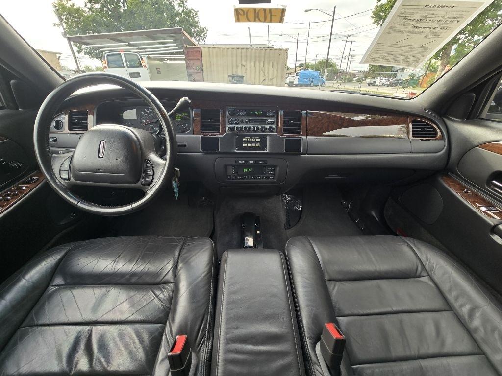 Lincoln Town Car Limousine 2002