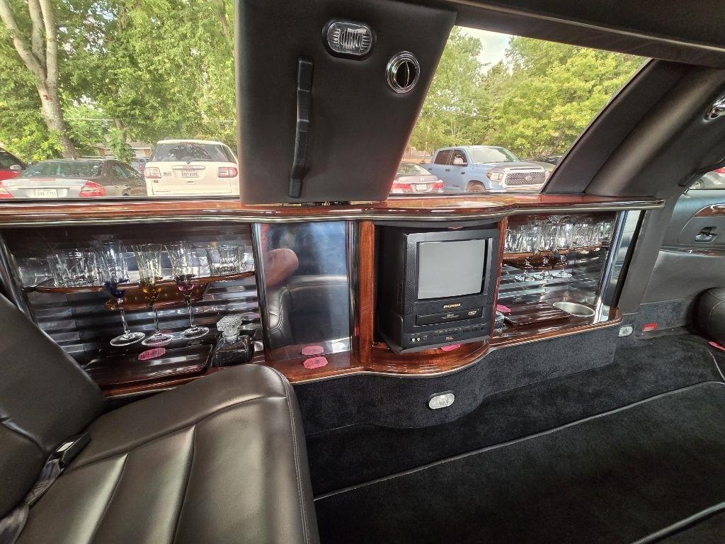 Lincoln Town Car Limousine 2002