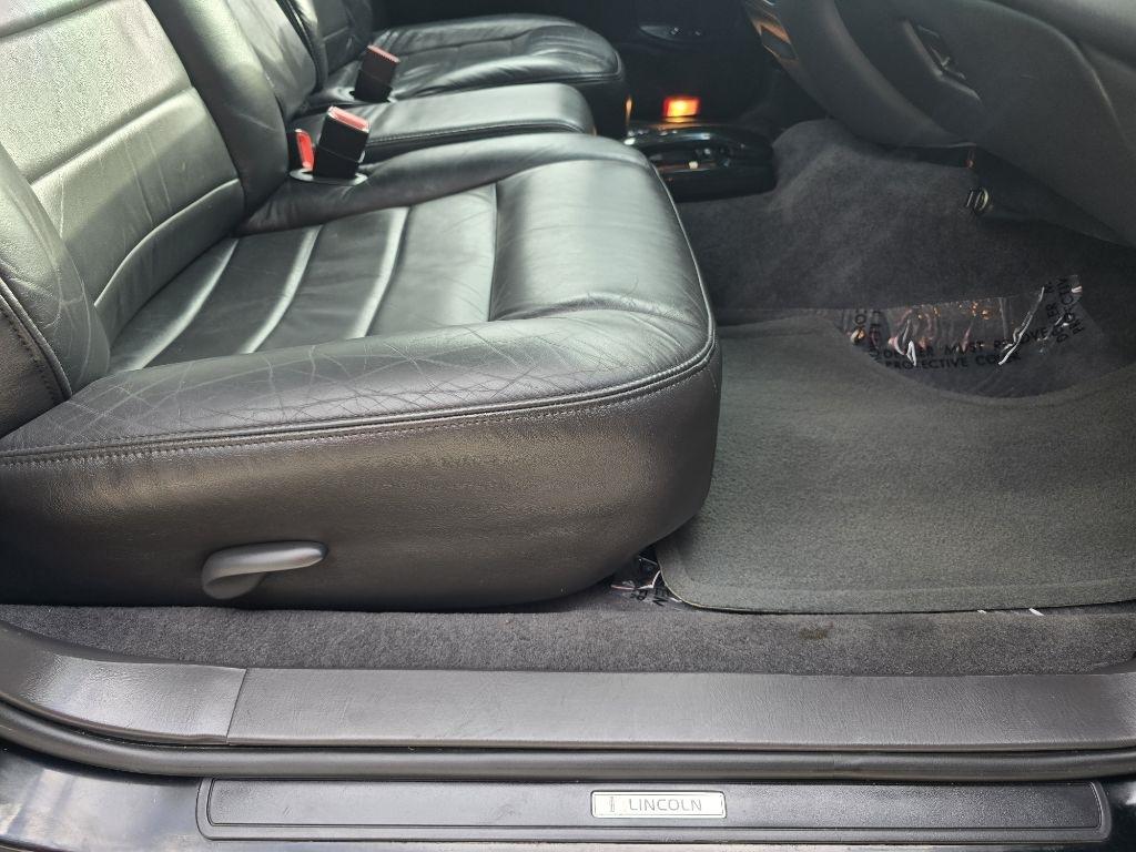 Lincoln Town Car Limousine 2002