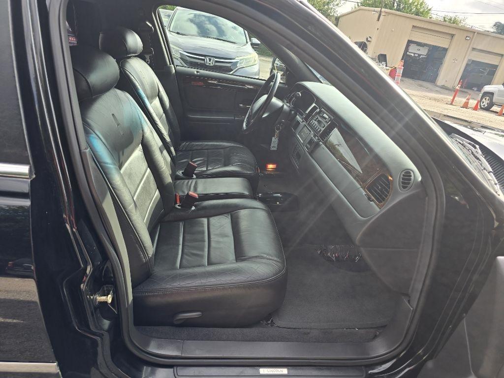 Lincoln Town Car Limousine 2002