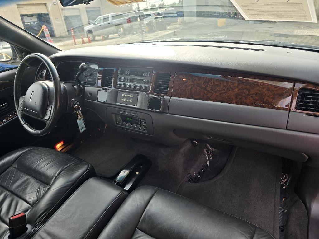 Lincoln Town Car Limousine 2002