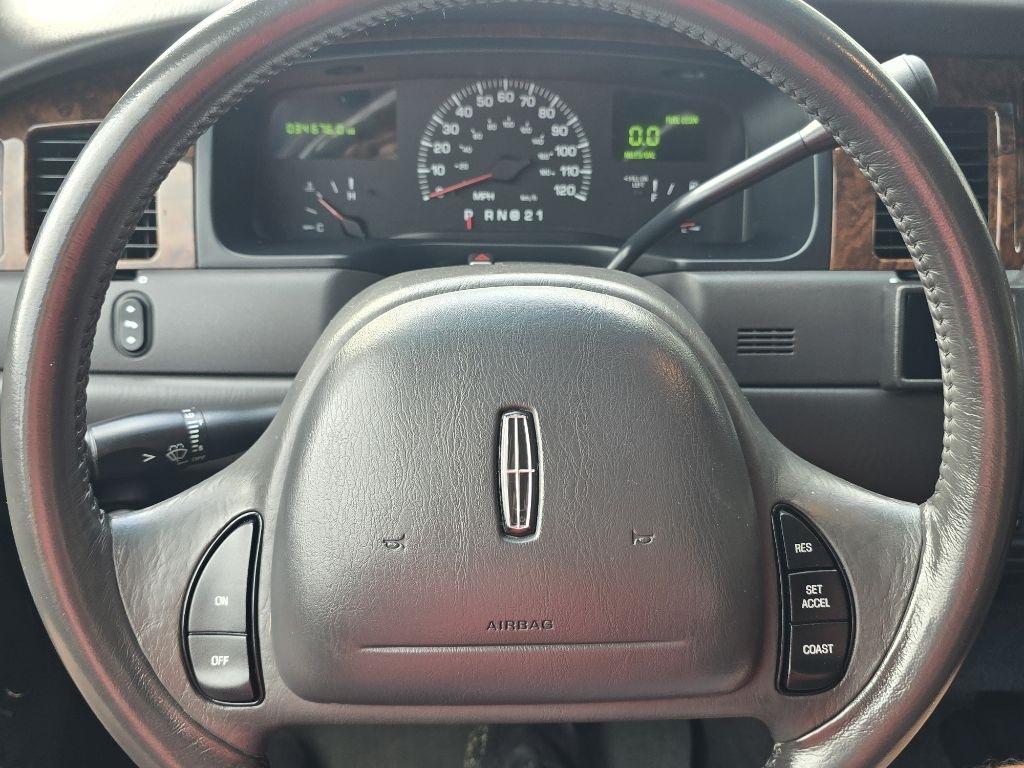 Lincoln Town Car Limousine 2002
