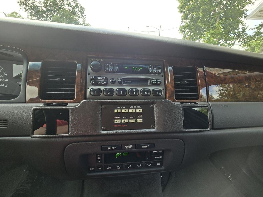 Lincoln Town Car Limousine 2002