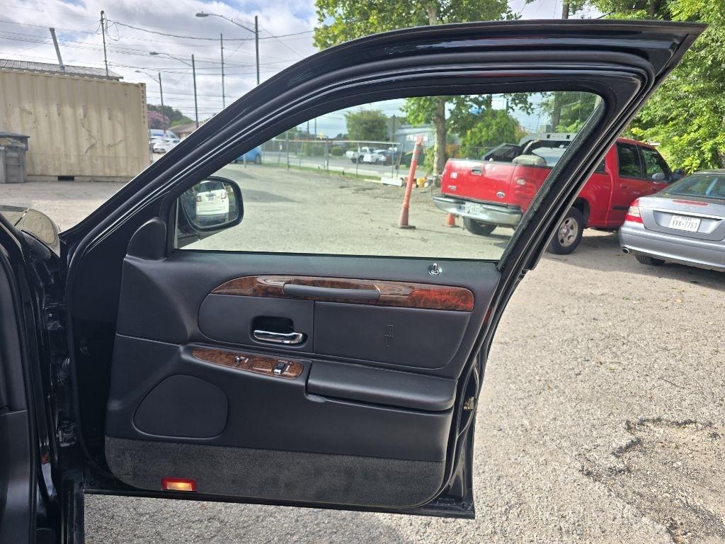 Lincoln Town Car Limousine 2002