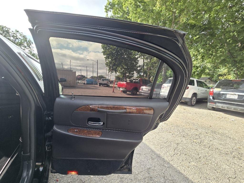 Lincoln Town Car Limousine 2002
