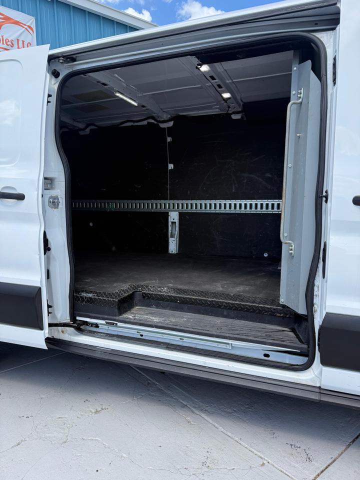 Ford Transit 250 Van Low Roof w/Sliding Pass. 130-in. WB 2021