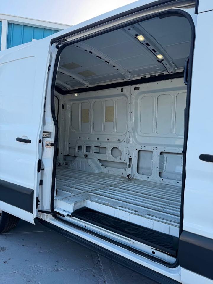 Ford Transit 250 Van Med. Roof w/Sliding Pass. 148-in. WB 2018