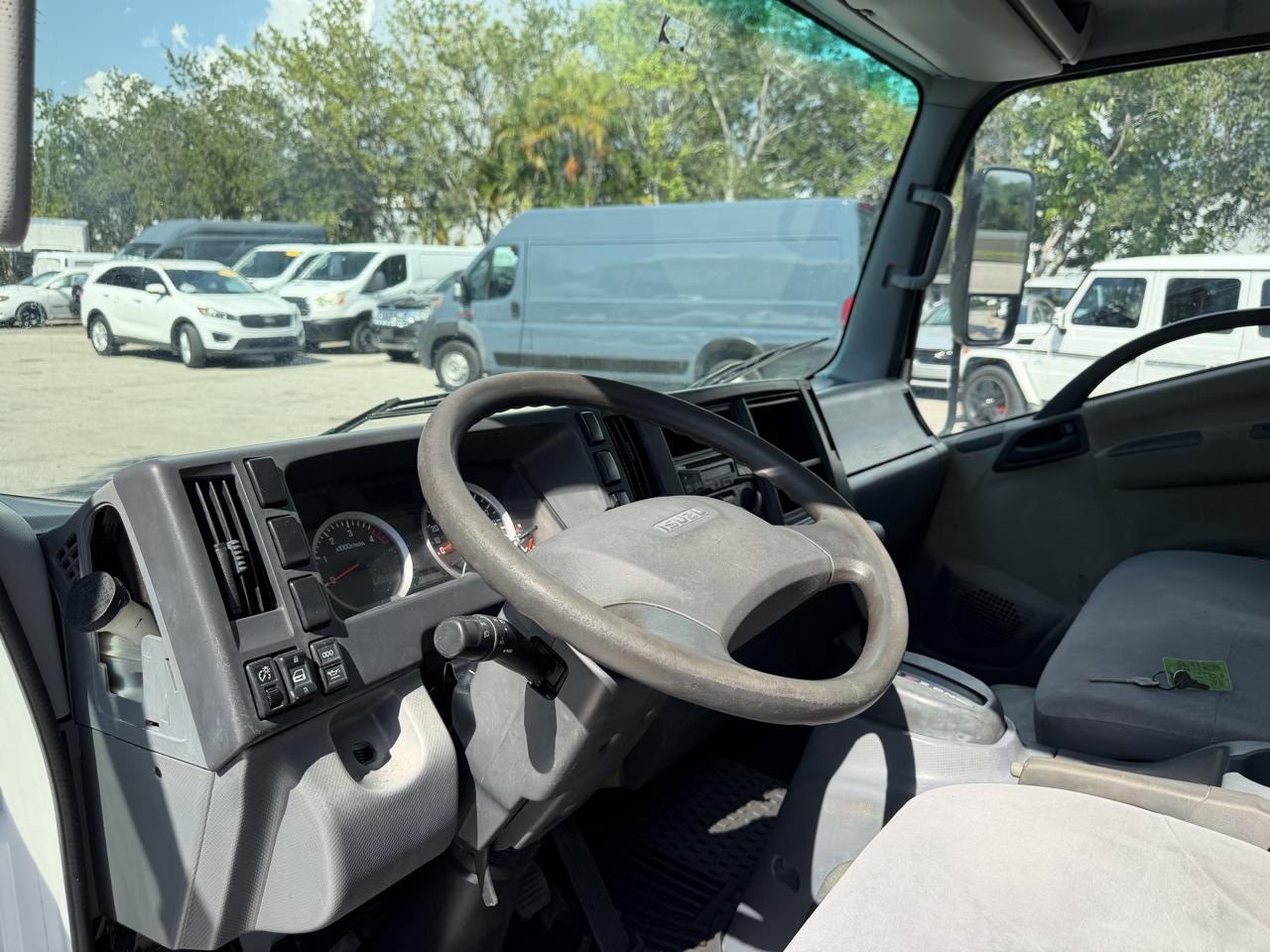 Isuzu NPR  2017