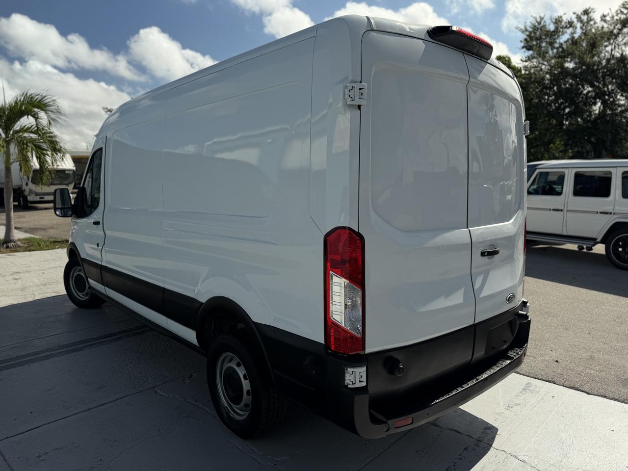 Ford Transit 250 Van Med. Roof w/Sliding Pass. 148-in. WB 2018