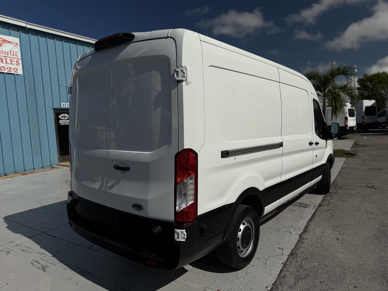 Ford Transit 250 Van Med. Roof w/Sliding Pass. 148-in. WB 2018