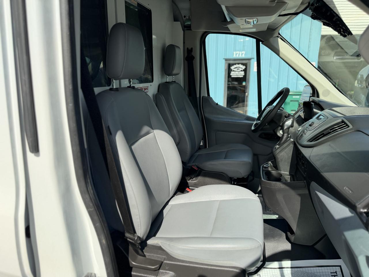 Ford Transit 250 Van Med. Roof w/Sliding Pass. 148-in. WB 2018