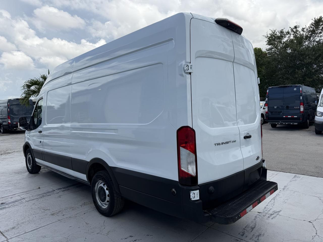 Ford Transit 250 Van High Roof w/Sliding Pass. 148-in. WB EL 2020