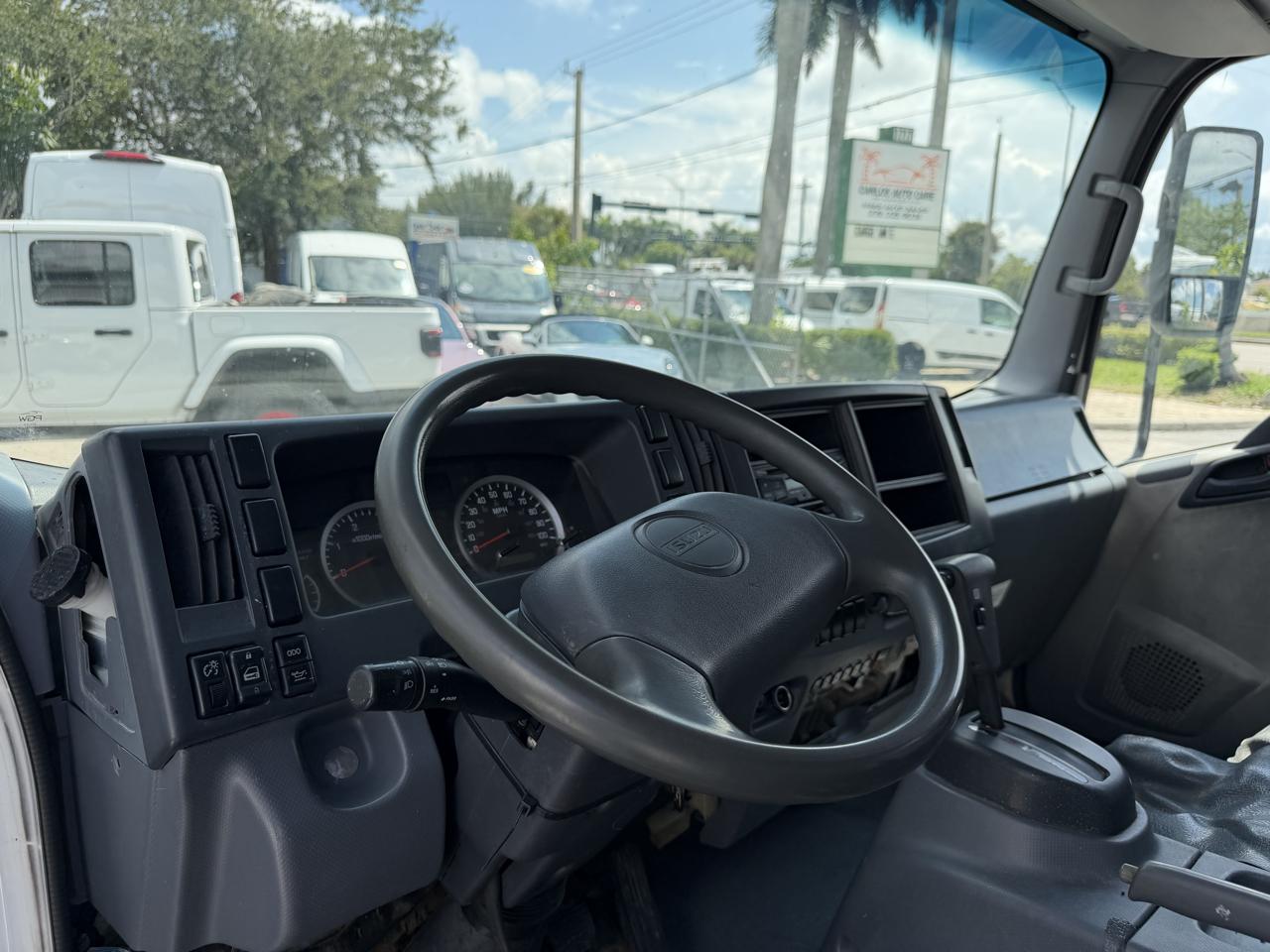 Isuzu NPR  2015
