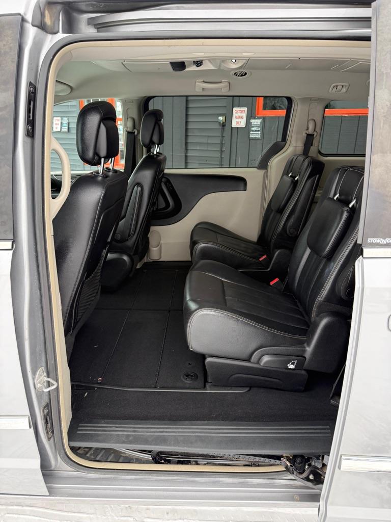 Chrysler Town & Country Touring 2013