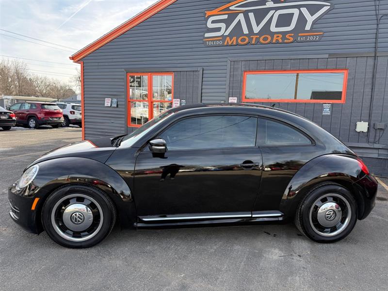 Volkswagen Beetle 2.5L w/Sunroof Sound & Nav 2012