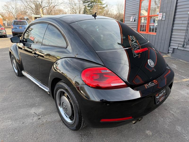 Volkswagen Beetle 2.5L w/Sunroof Sound & Nav 2012