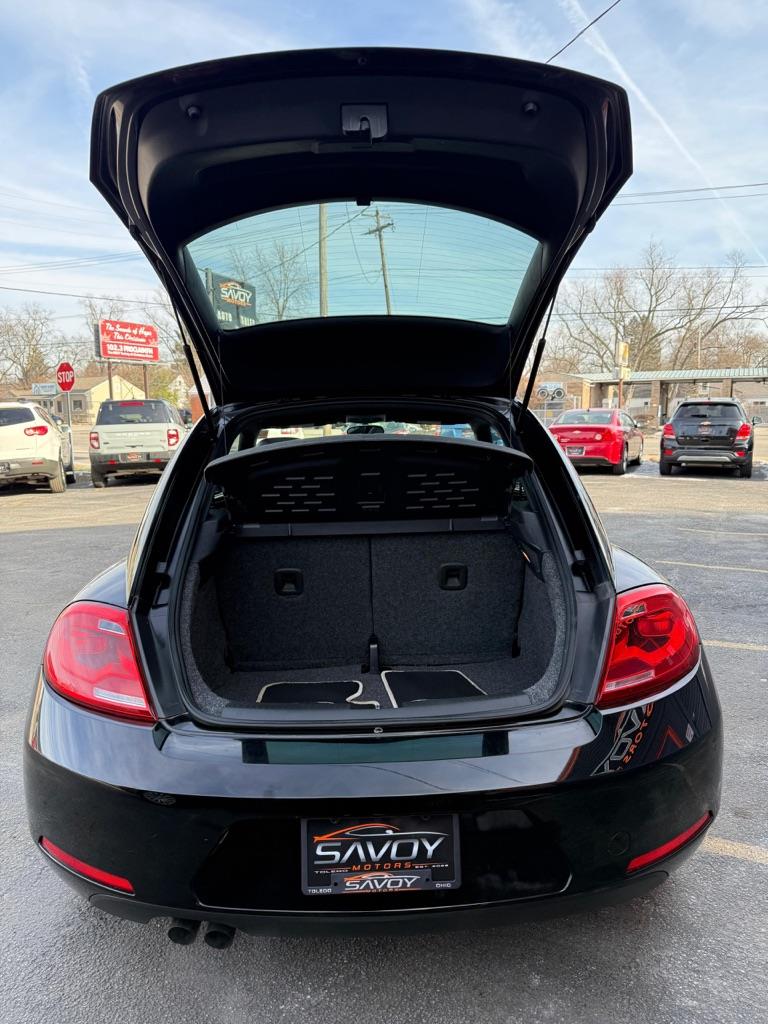 Volkswagen Beetle 2.5L w/Sunroof Sound & Nav 2012