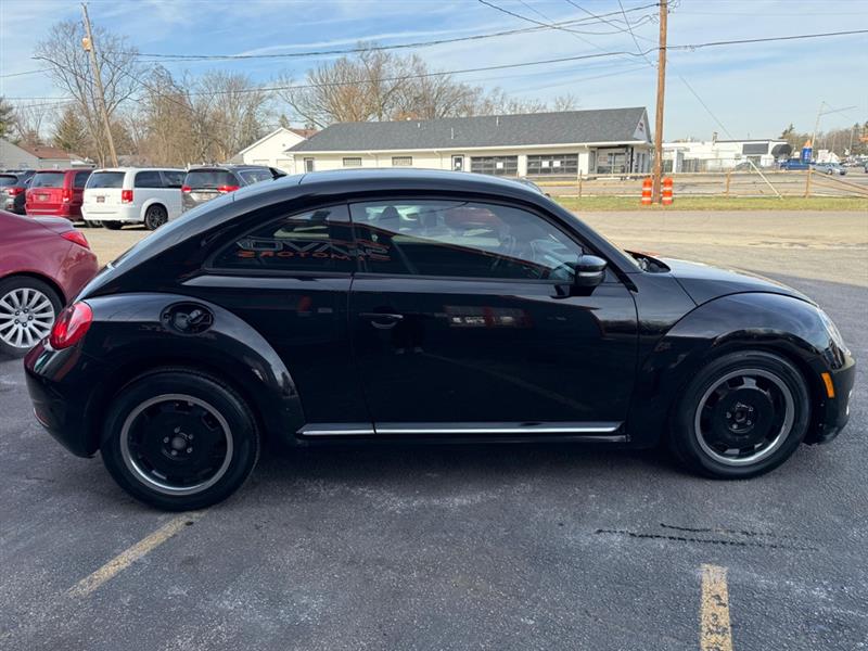 Volkswagen Beetle 2.5L w/Sunroof Sound & Nav 2012