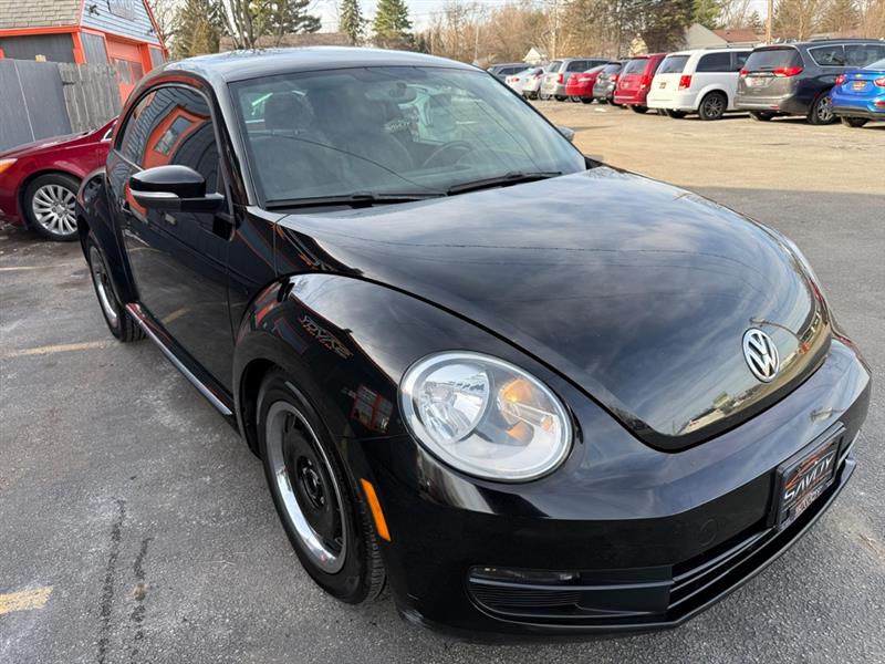 Volkswagen Beetle 2.5L w/Sunroof Sound & Nav 2012