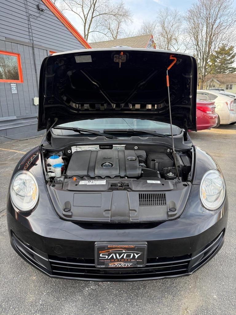 Volkswagen Beetle 2.5L w/Sunroof Sound & Nav 2012