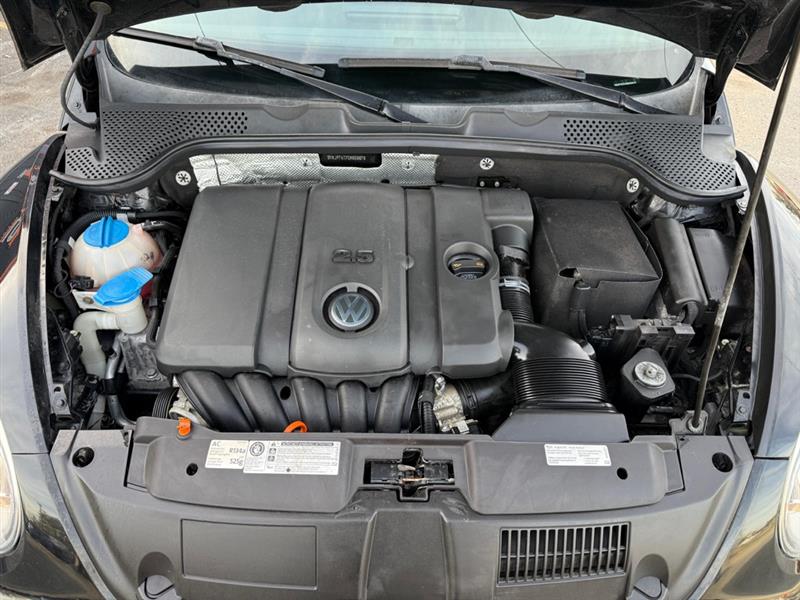 Volkswagen Beetle 2.5L w/Sunroof Sound & Nav 2012