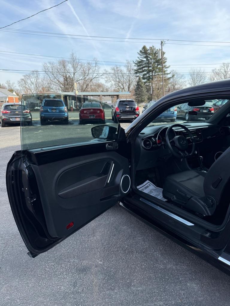 Volkswagen Beetle 2.5L w/Sunroof Sound & Nav 2012