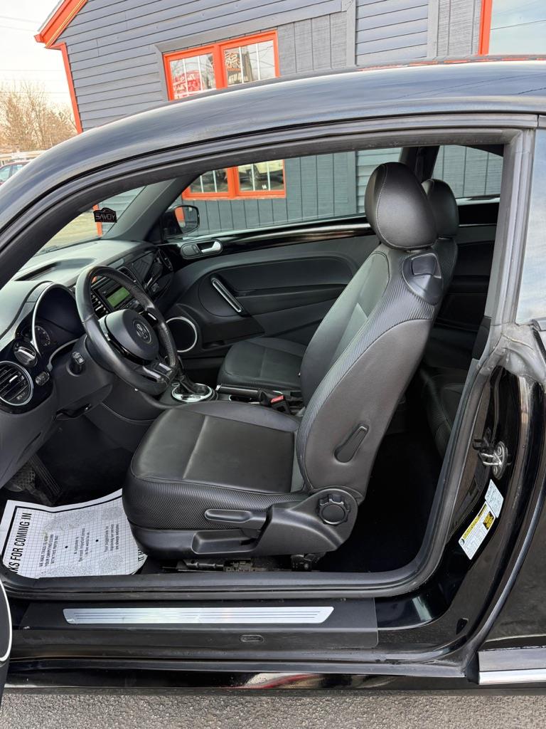 Volkswagen Beetle 2.5L w/Sunroof Sound & Nav 2012