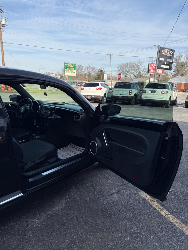 Volkswagen Beetle 2.5L w/Sunroof Sound & Nav 2012