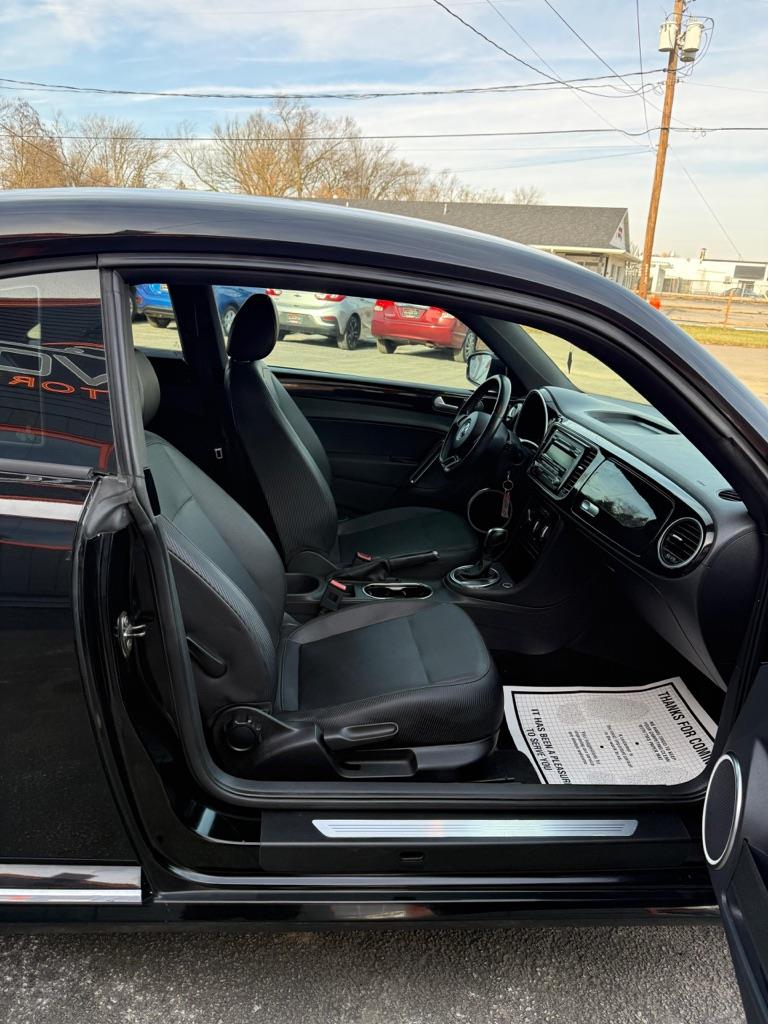 Volkswagen Beetle 2.5L w/Sunroof Sound & Nav 2012