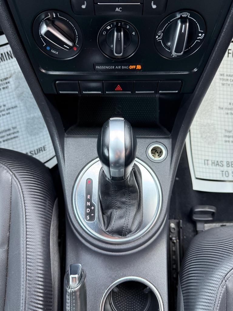 Volkswagen Beetle 2.5L w/Sunroof Sound & Nav 2012