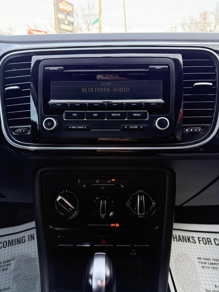 Volkswagen Beetle 2.5L w/Sunroof Sound & Nav 2012