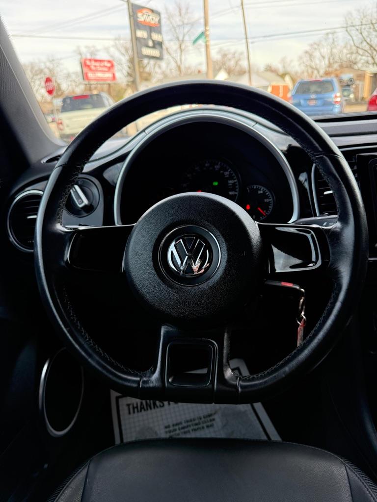 Volkswagen Beetle 2.5L w/Sunroof Sound & Nav 2012