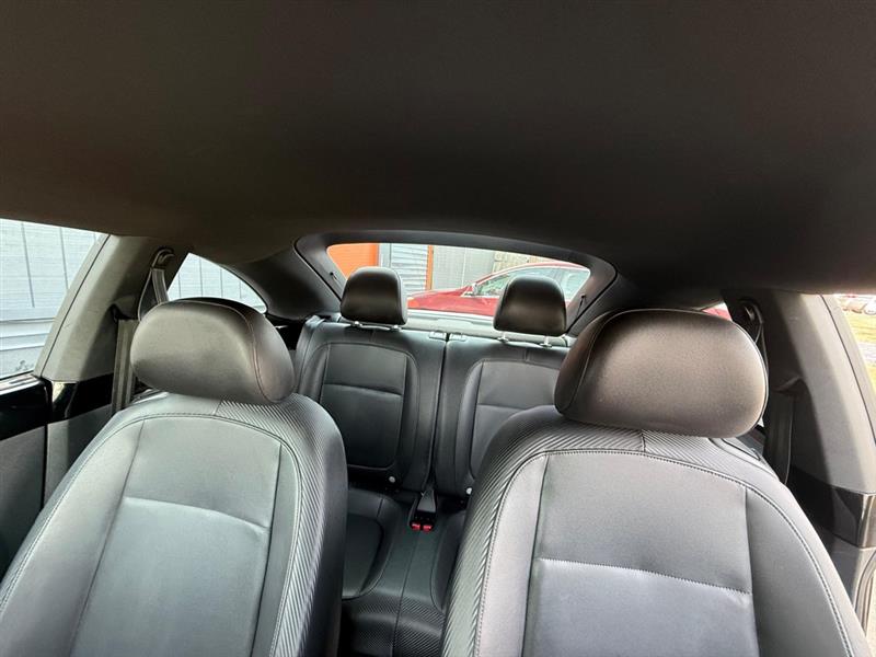 Volkswagen Beetle 2.5L w/Sunroof Sound & Nav 2012