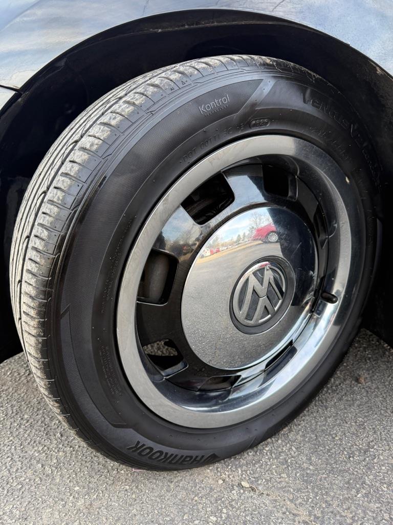 Volkswagen Beetle 2.5L w/Sunroof Sound & Nav 2012