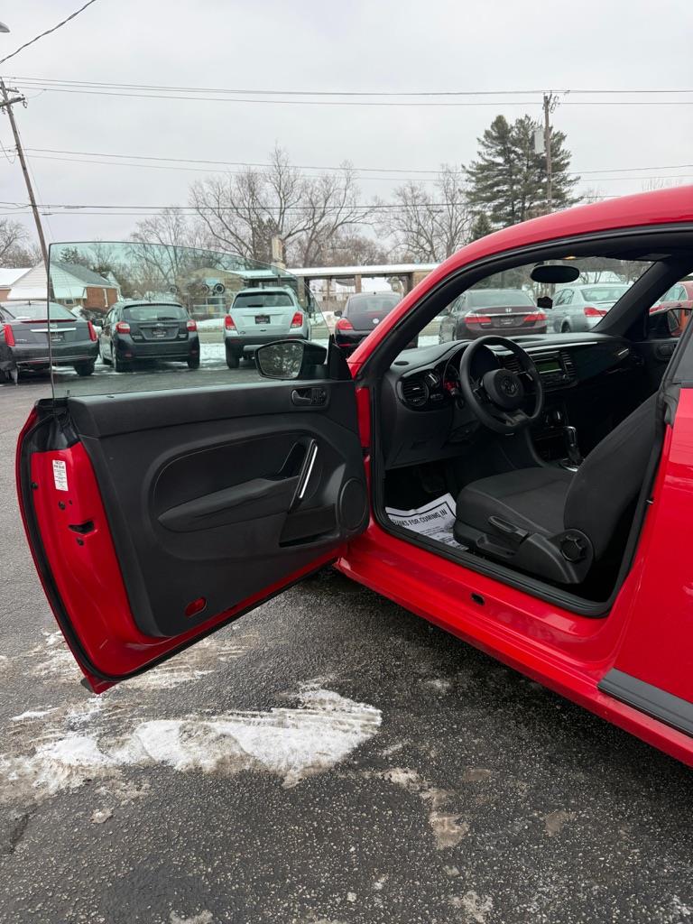 Volkswagen Beetle 2.5L w/Sunroof Sound & Nav 2013