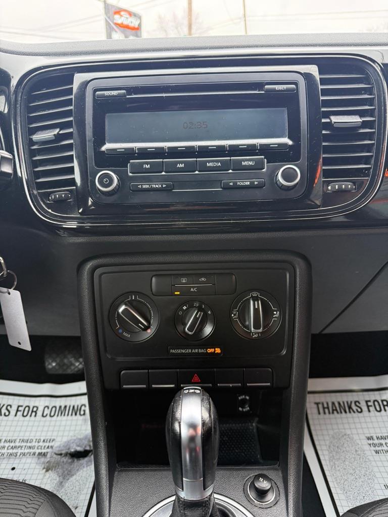 Volkswagen Beetle 2.5L w/Sunroof Sound & Nav 2013