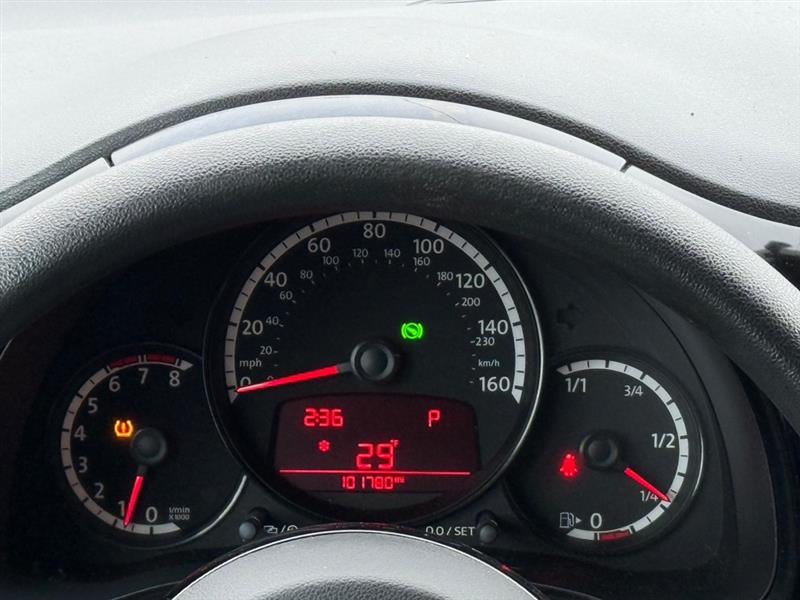 Volkswagen Beetle 2.5L w/Sunroof Sound & Nav 2013