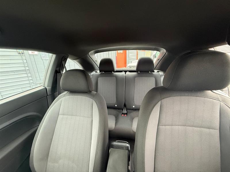 Volkswagen Beetle 2.5L w/Sunroof Sound & Nav 2013