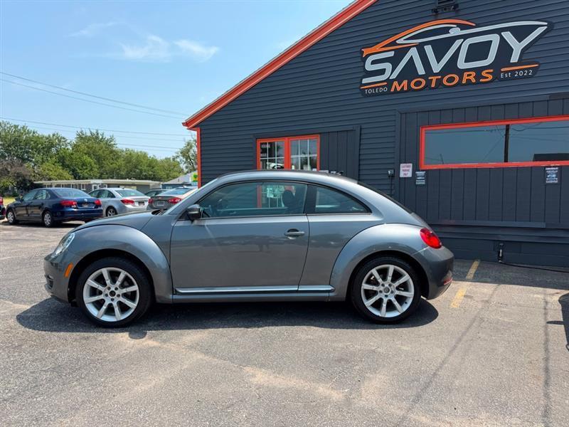 Volkswagen Beetle 2.5L w/Sunroof Sound & Nav 2012