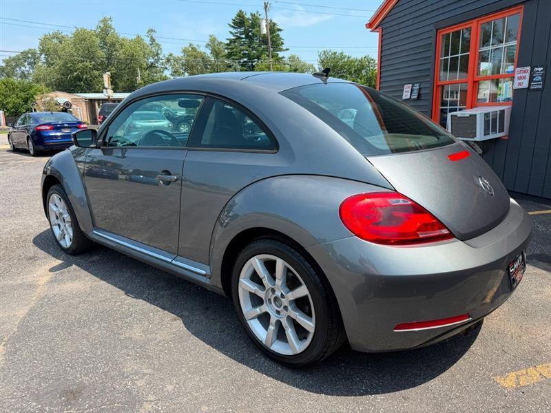 Volkswagen Beetle 2.5L w/Sunroof Sound & Nav 2012