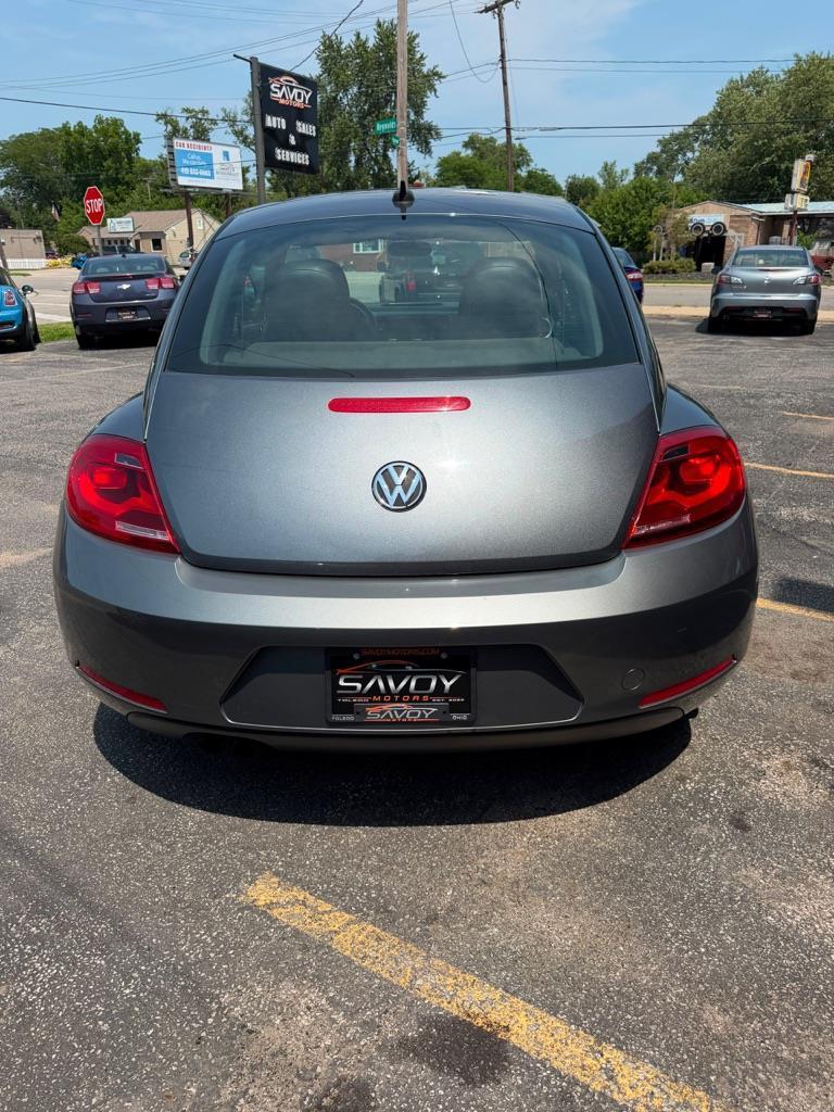 Volkswagen Beetle 2.5L w/Sunroof Sound & Nav 2012
