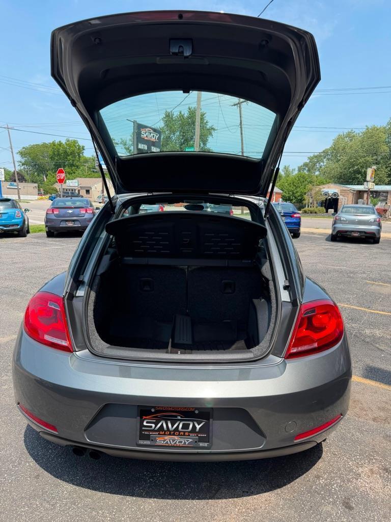Volkswagen Beetle 2.5L w/Sunroof Sound & Nav 2012