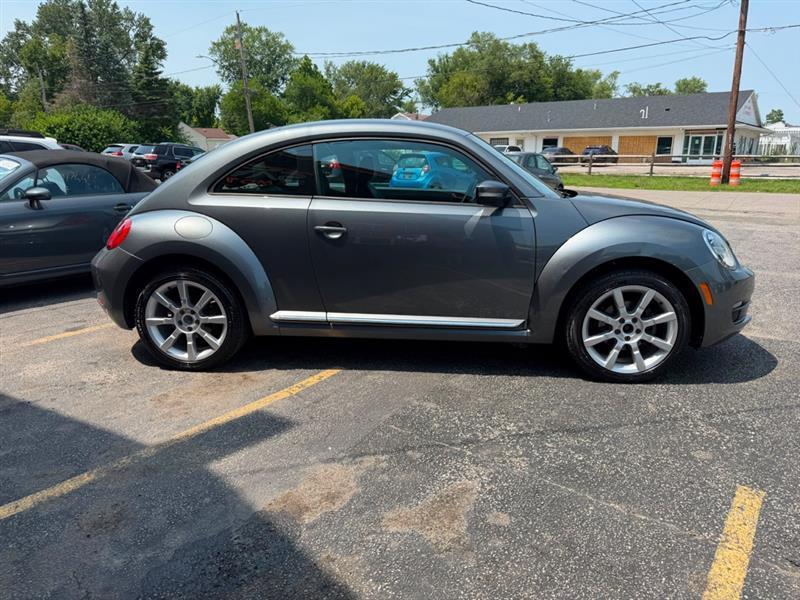 Volkswagen Beetle 2.5L w/Sunroof Sound & Nav 2012