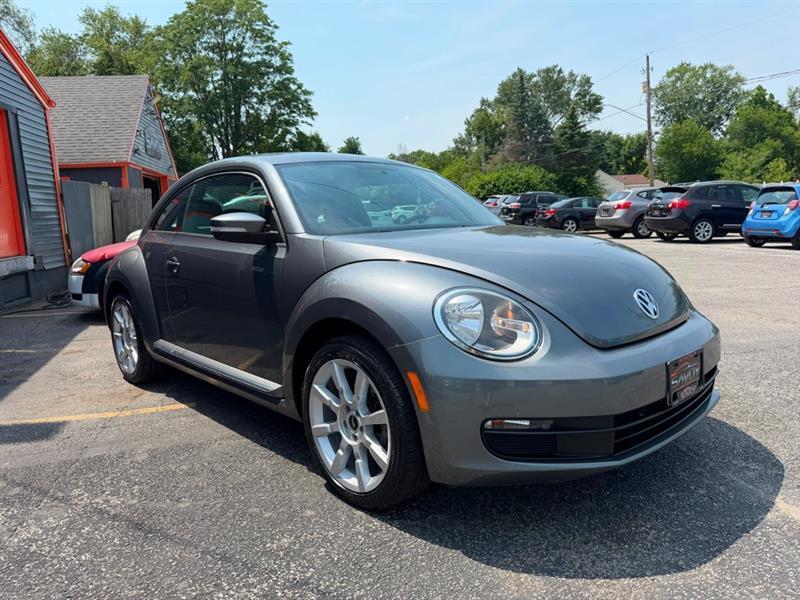 Volkswagen Beetle 2.5L w/Sunroof Sound & Nav 2012